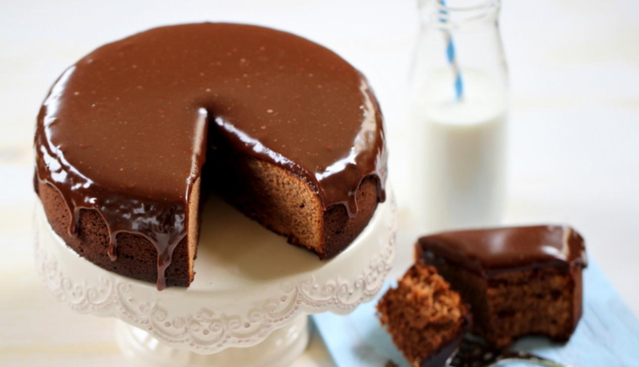 Bizcocho y cobertura de chocolate con leche