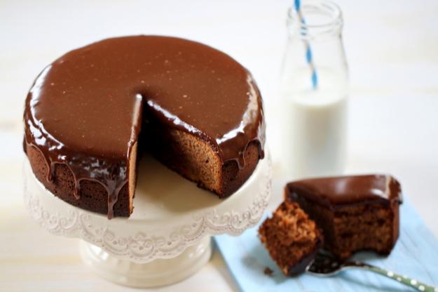 Bizcocho y cobertura de chocolate con leche