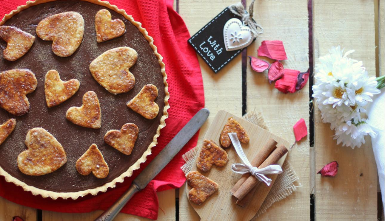 Tarta cremosa de chocolate con galletas crujientes de canela