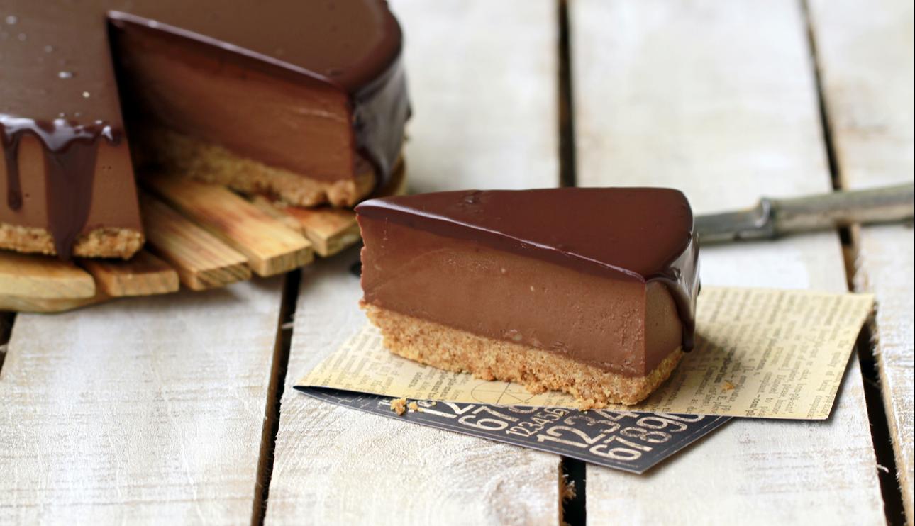 Tarta de queso y chocolate con cobertura de chocolate