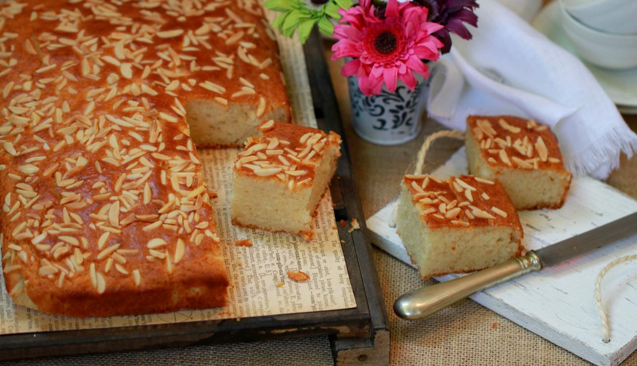 Coca rápida de almendras y leche condensada