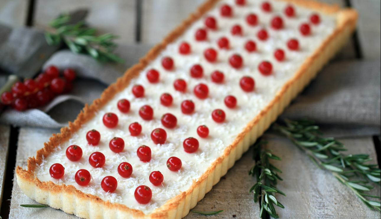 Tarta de queso y coco con grosellas