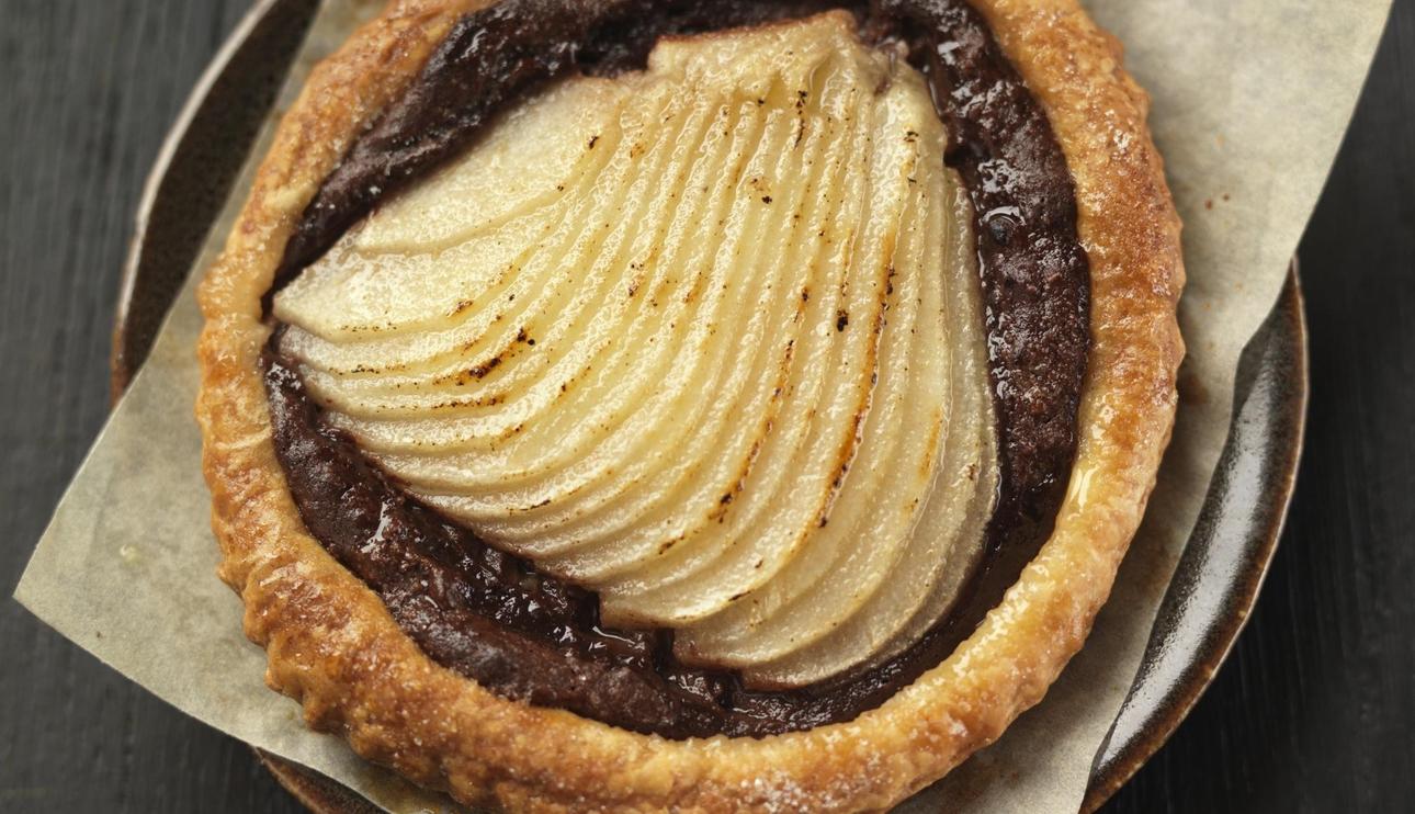 Hojaldre fino de almendras con chocolate y pera