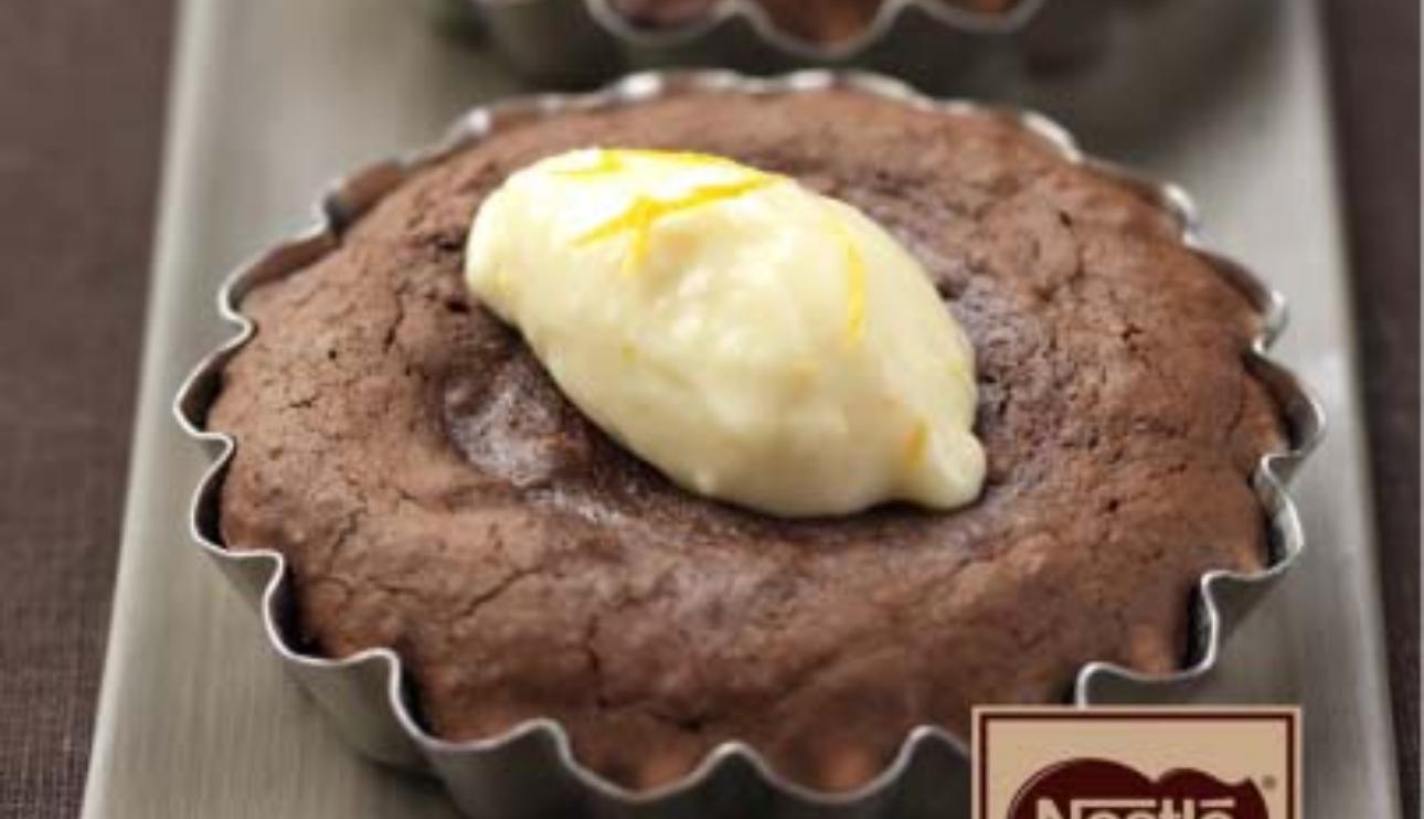 Fondant chocolate, almendras y crema de naranja