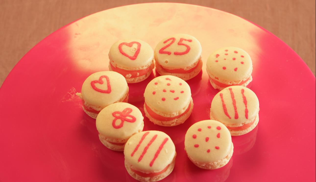 Macarons decorados rellenos de chocolate blanco y piruleta