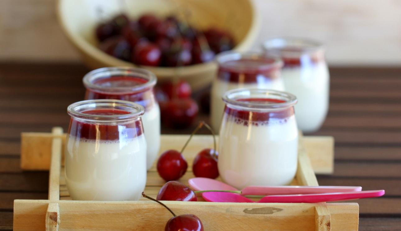 Panna cotta de chocolate blanco con coulis de cerezas