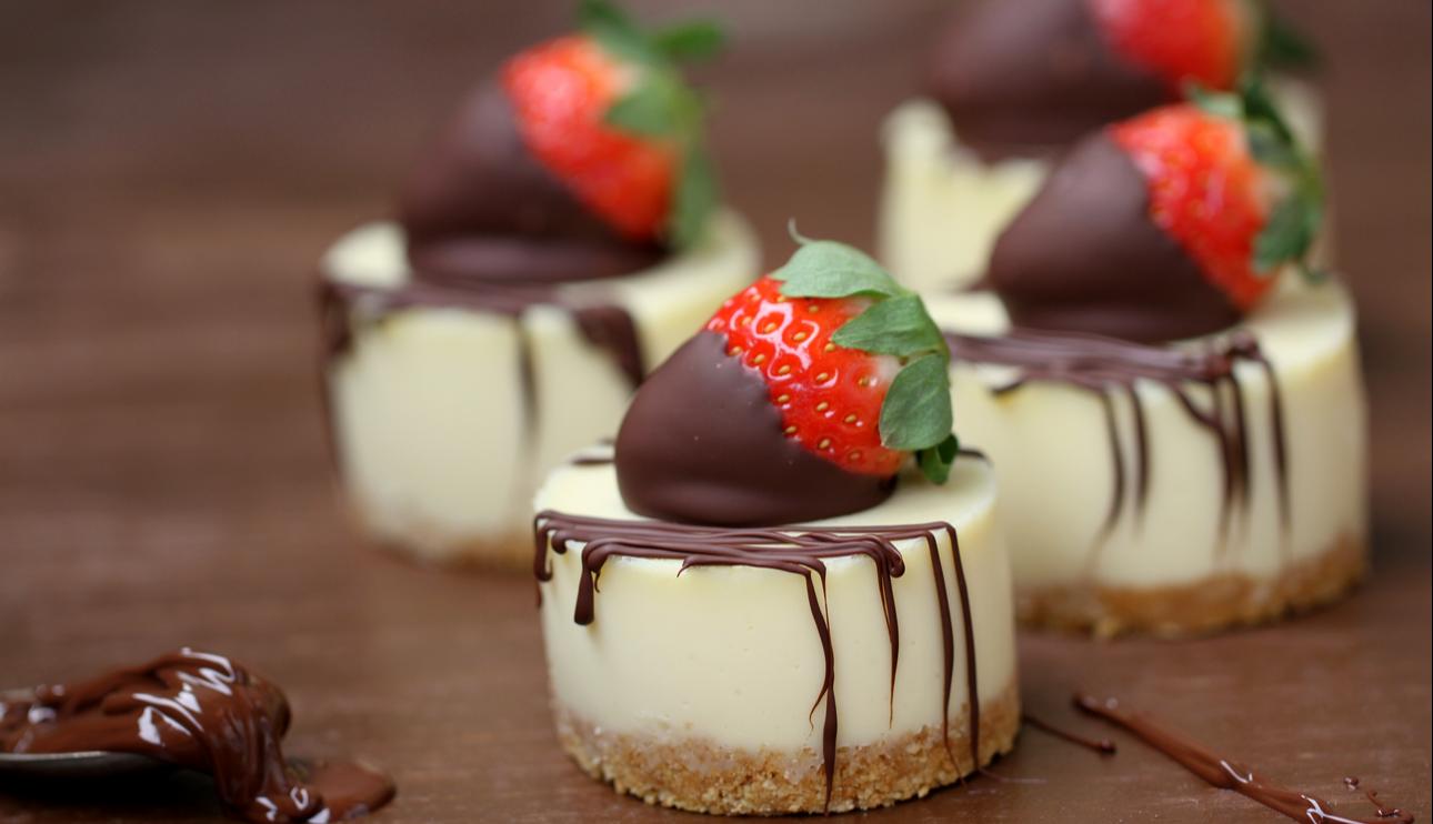 Pastelitos de chocolate blanco y queso con fresas