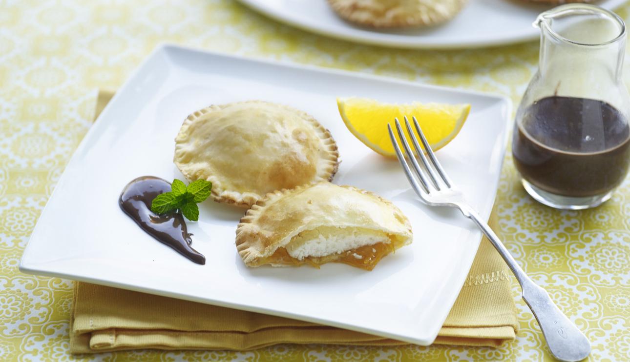 Empanadillas con naranja y salsa de chocolate