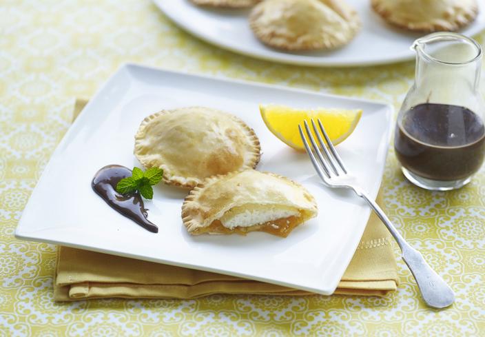 Empanadillas con naranja y salsa de chocolate
