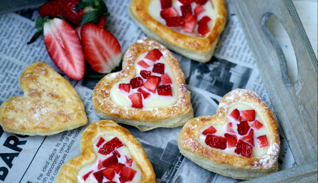 Corazones de hojaldre con leche condensada y fresones