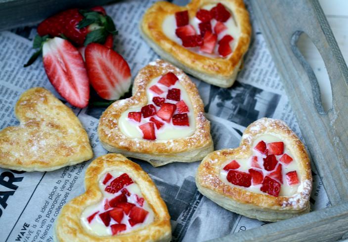 Corazones de hojaldre con leche condensada y fresones