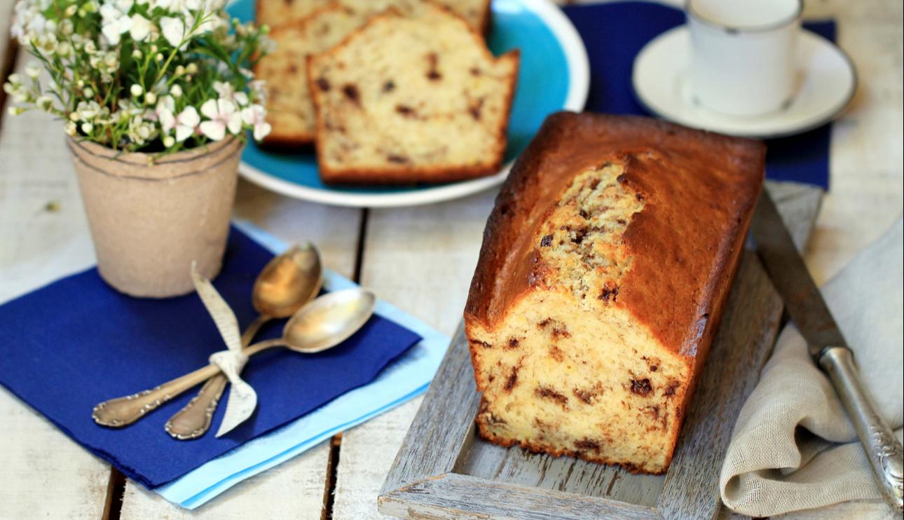 Plum cake de leche condensada y plátano con chips de chocolate con leche