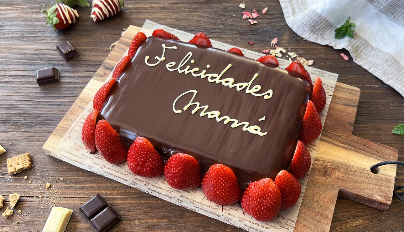 Tarta de galletas con chocolate y fresones