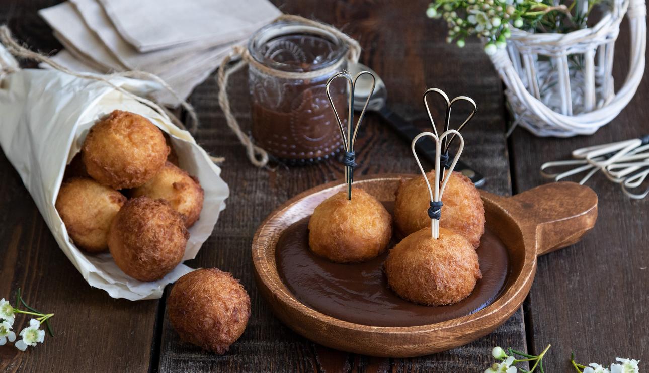 Buñuelos de vainilla con salsa de chocolate