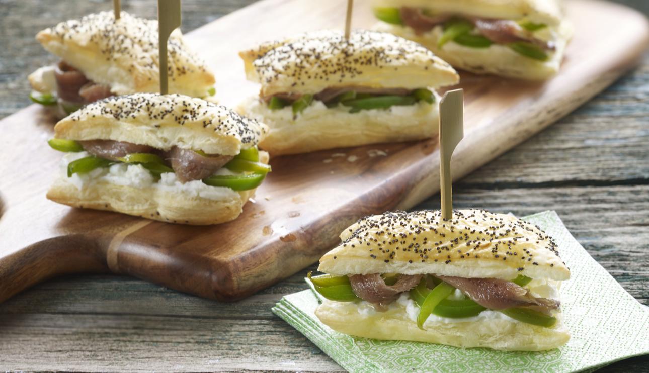 Hojaldres  de queso, pimiento y anchoa