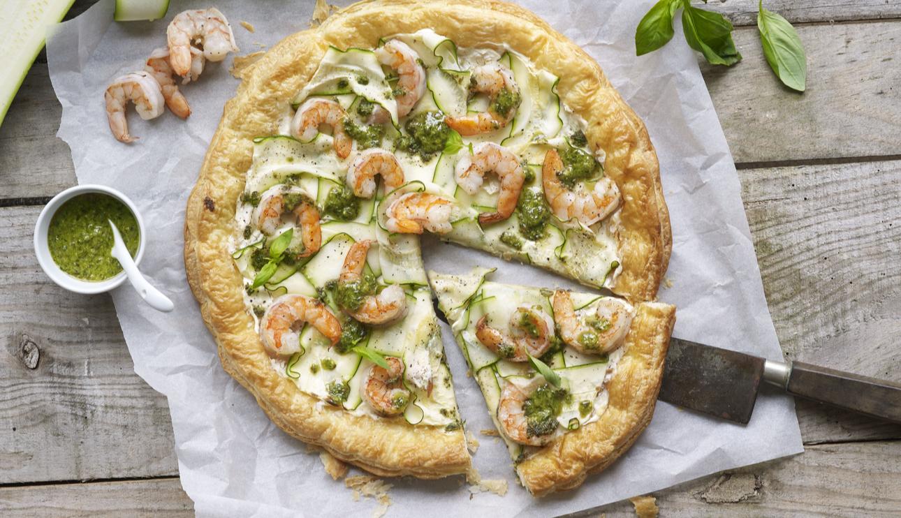 Tarta de hojaldre, queso cremoso, calabacín y gambas