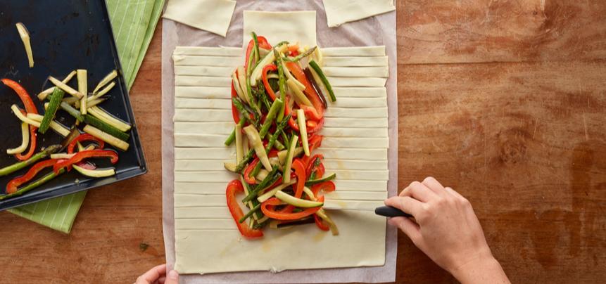 Trenza de hojaldre rellena de verduras asadas