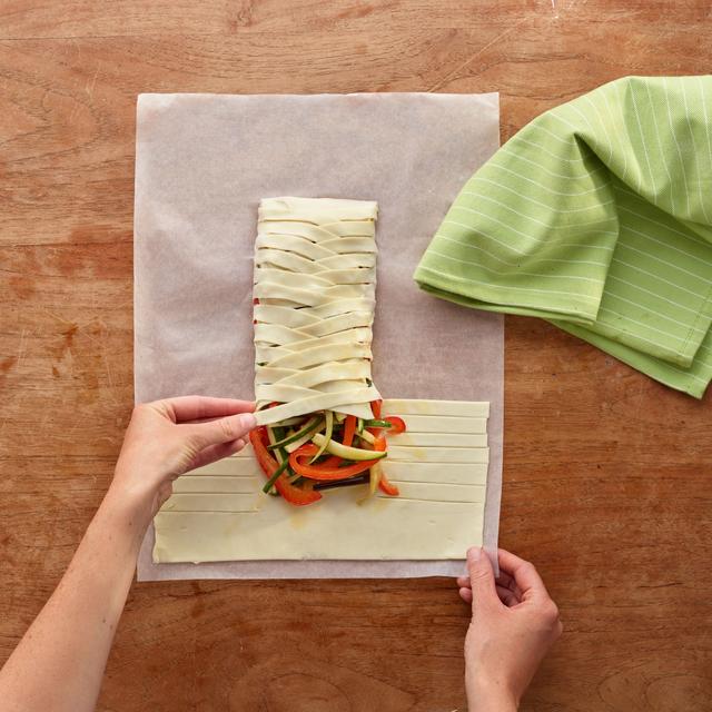 Trenza de hojaldre rellena de verduras asadas