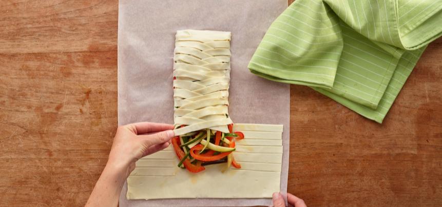 Trenza de hojaldre rellena de verduras asadas