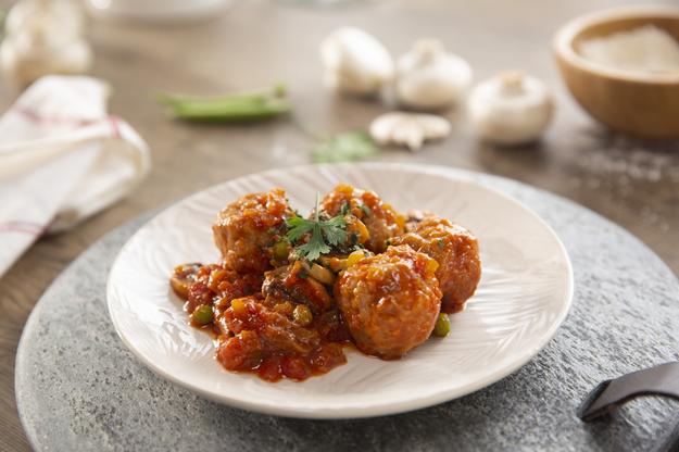 Albóndigas con tomate y verduras