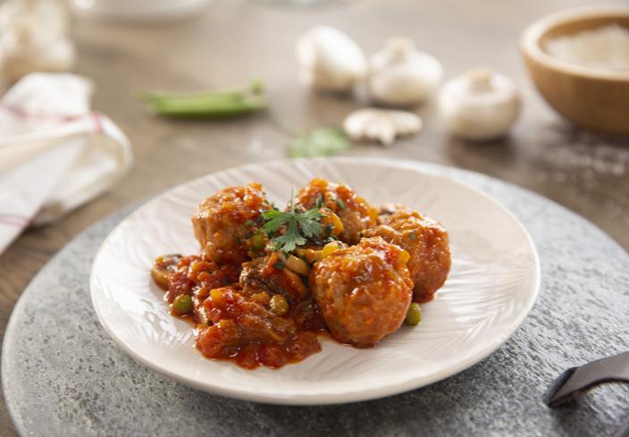 Albóndigas con tomate y verduras