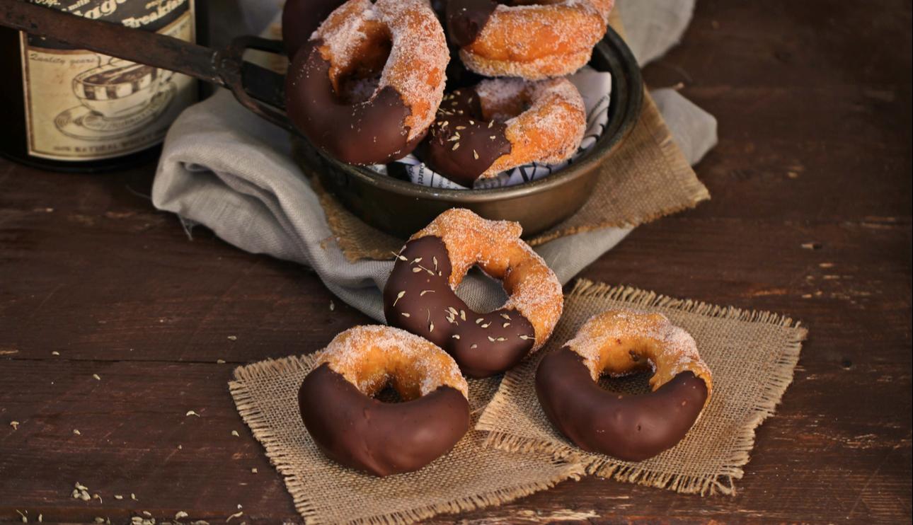 Rosquillas de anís cubiertas con chocolate