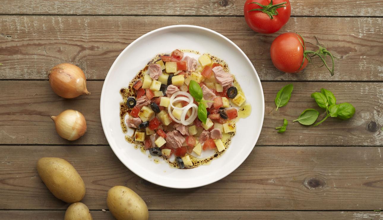 Ensalada veraniega de patata y tomate