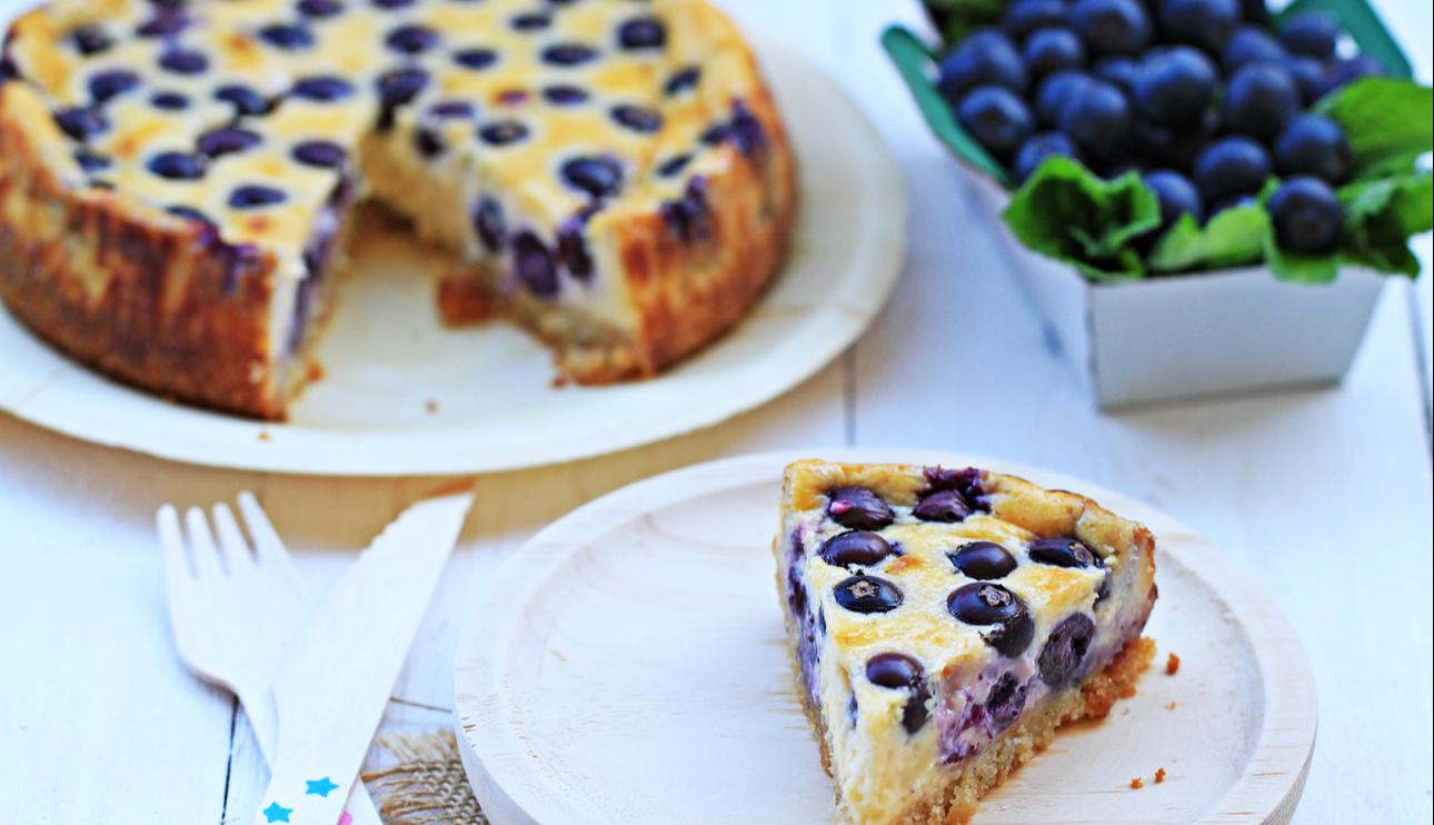 Tarta de queso y leche condensada con arándanos