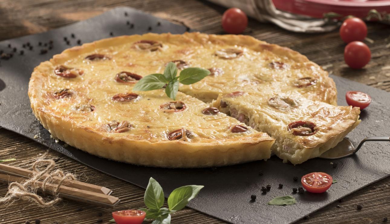 Quiche de patatas, tomate, jamón y queso