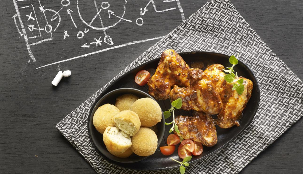 Alitas de pollo a la barbacoa, con bolitas de patata y queso