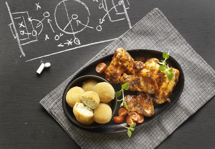 Alitas de pollo a la barbacoa, con bolitas de patata y queso