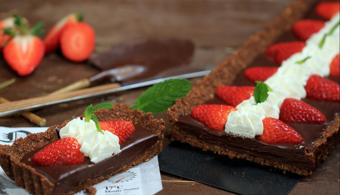 Tarta cremosa de chocolate y fresones