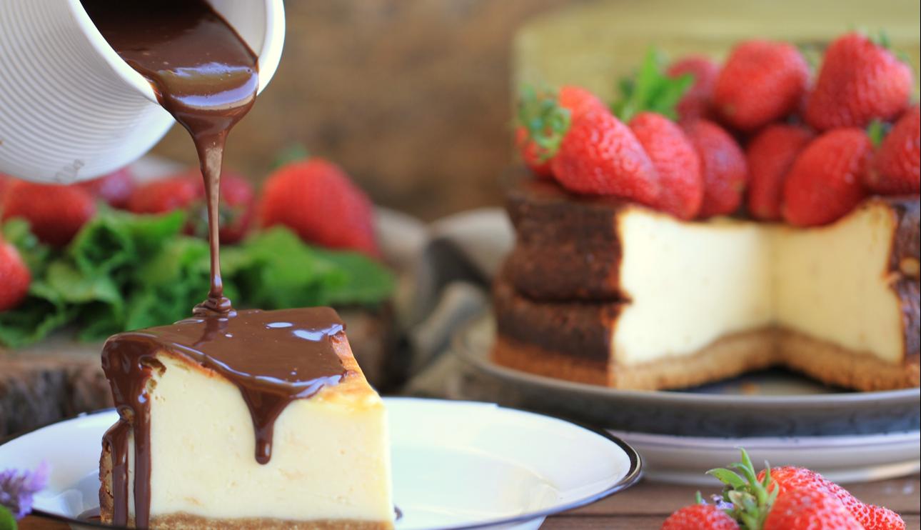 Tarta de queso con salsa caliente de chocolate