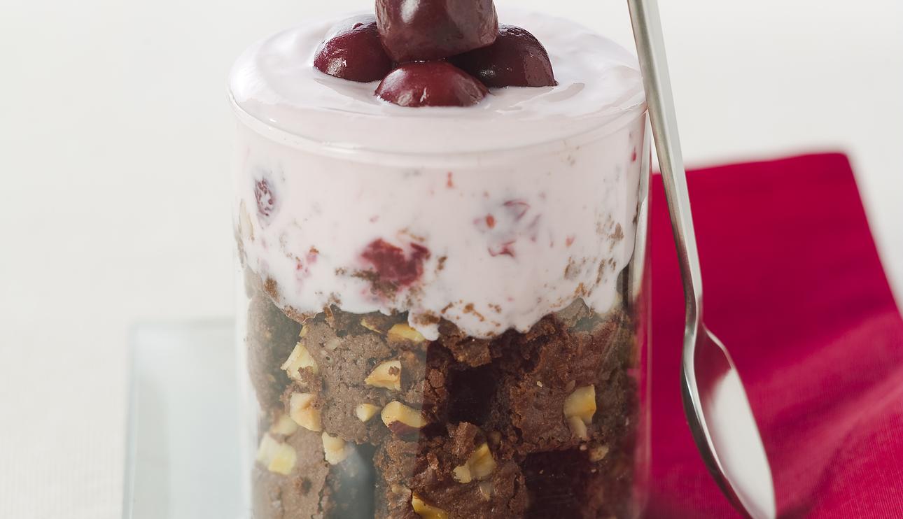 Vasitos con brownie, queso blanco y cerezas