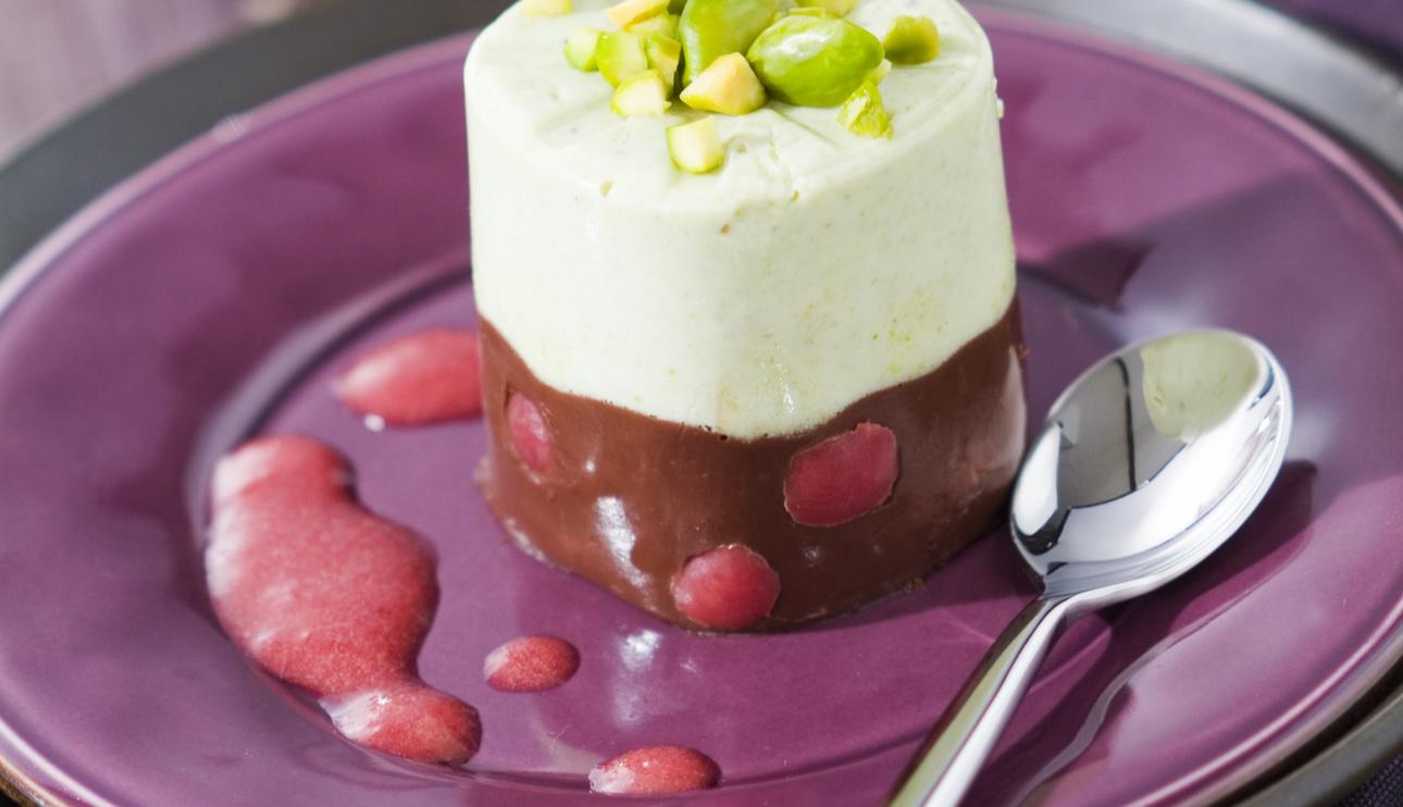 Bavarois de pistacho y ganache de chocolate y cerezas