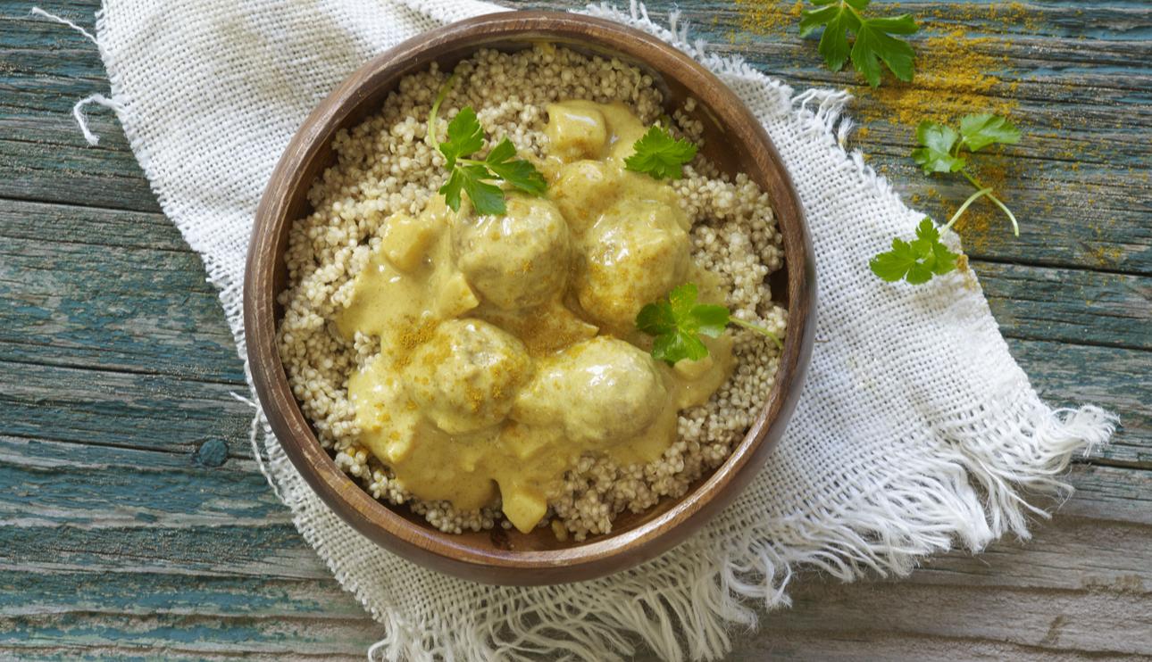 Albóndigas vegetarianas con quinoa al curry