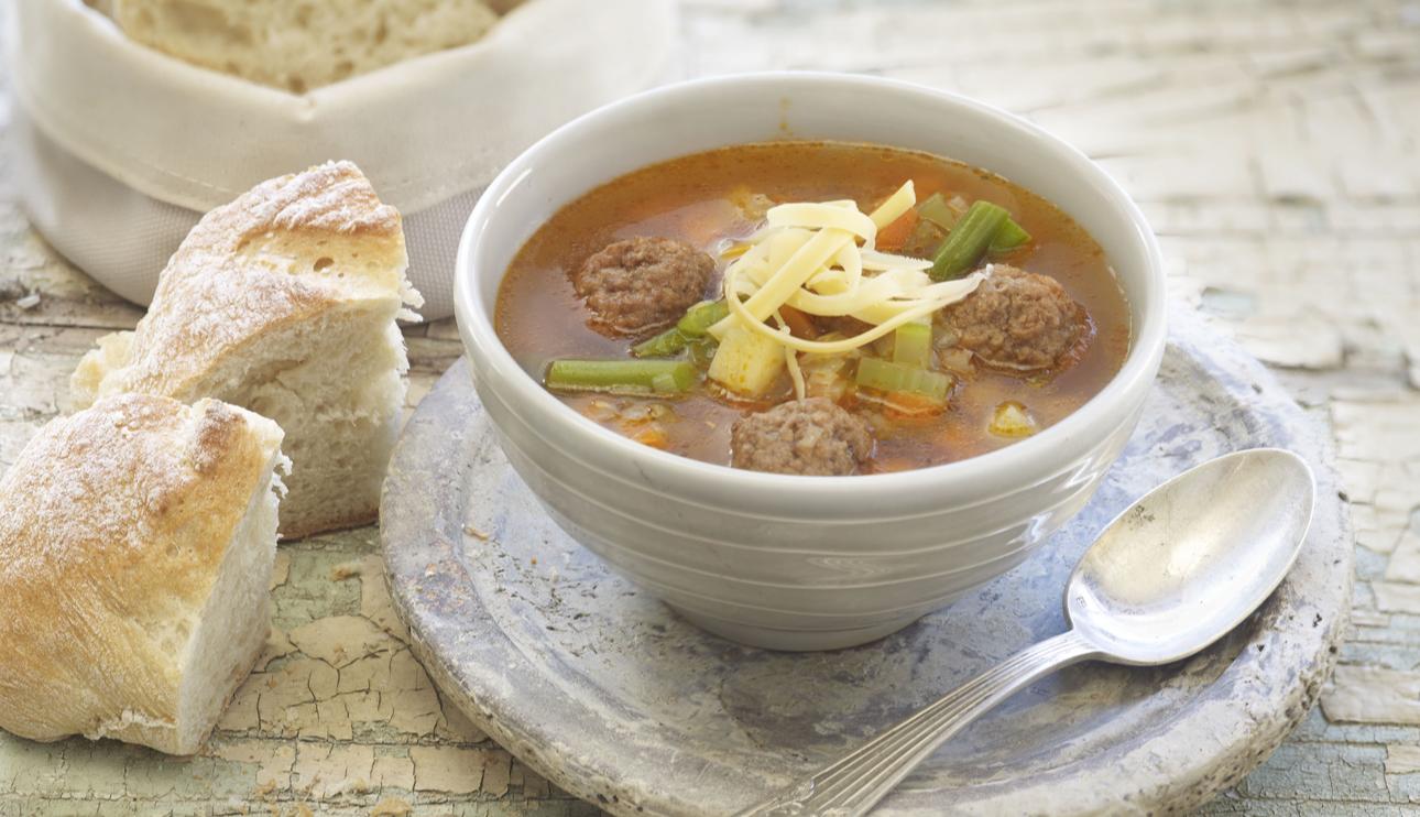 Sopa de verduras con albóndigas vegetarianas