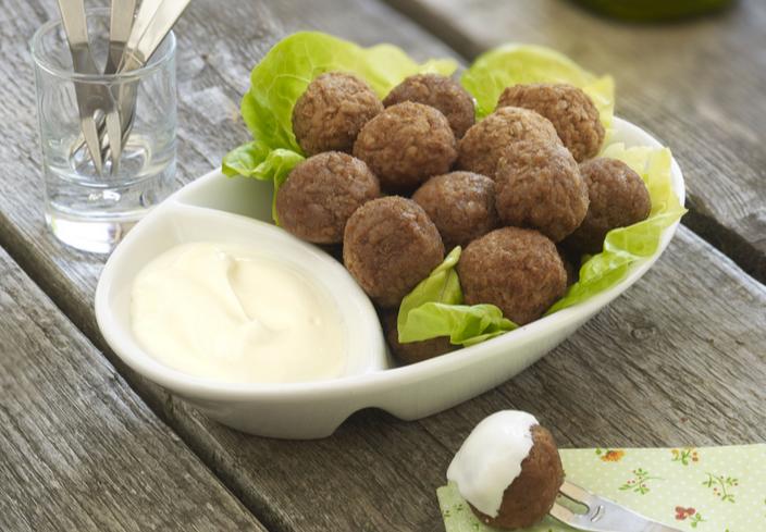 Albóndigas vegetarianas con dip de queso