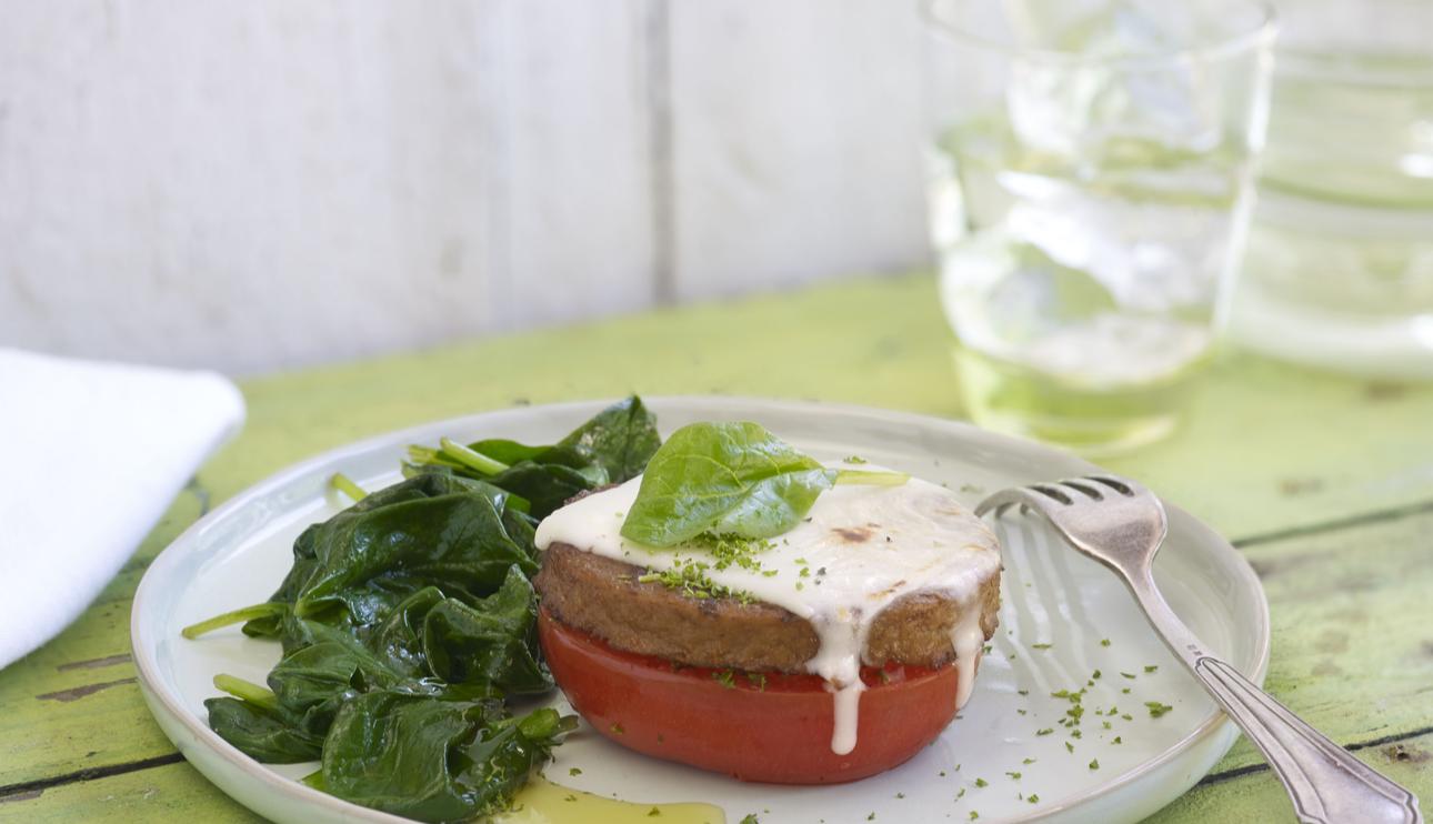 Classic Burger con  tomate, queso y espinacas