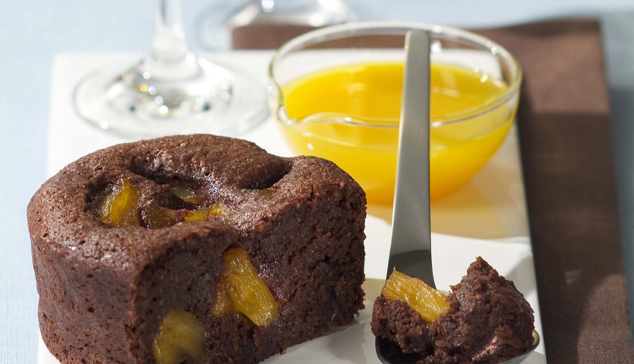 Fondant de chocolate, coco y piña caramelizada