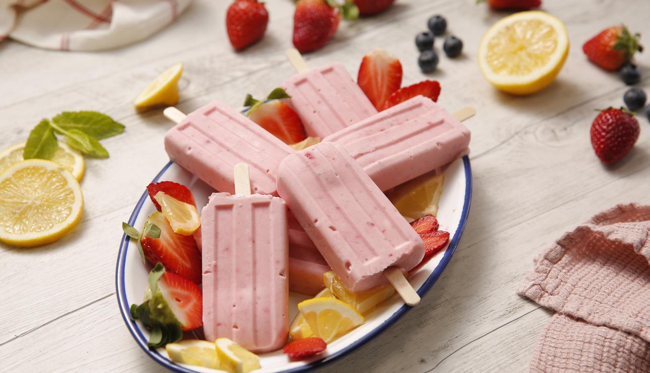 Polos de queso y fresones con leche condensada