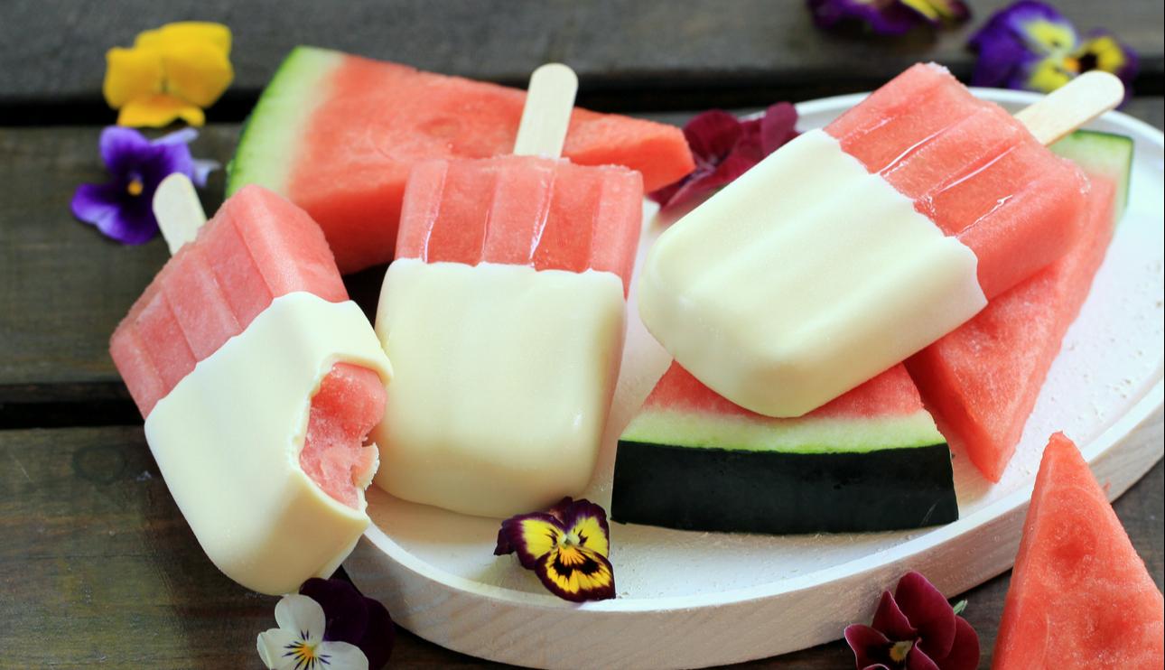 Polos de sandía y chocolate blanco