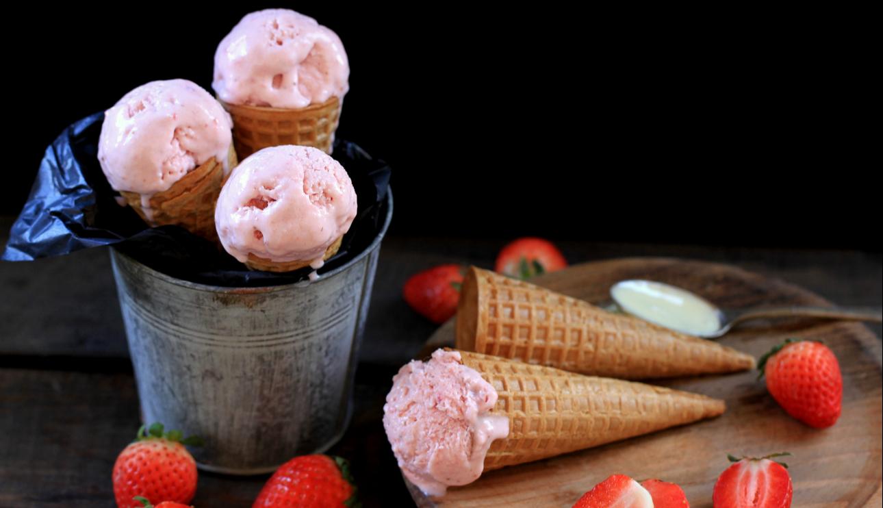 Helado de chocolate blanco y fresas