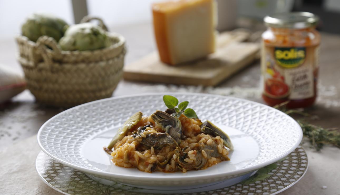 Risotto de tomate con alcachofas y queso