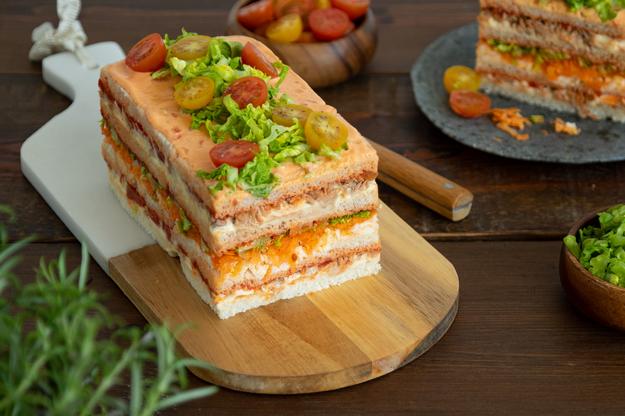 Pastel de verano con tomate