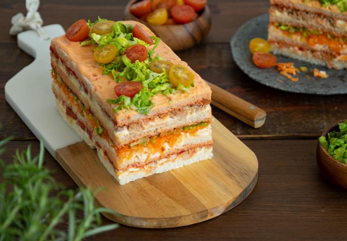 Pastel de verano con tomate