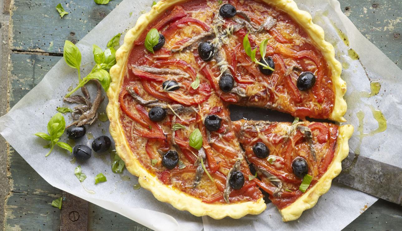 Pizza de puré de patatas con tomate, pimientos y anchoas