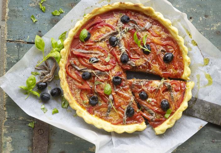 Pizza de puré de patatas con tomate, pimientos y anchoas