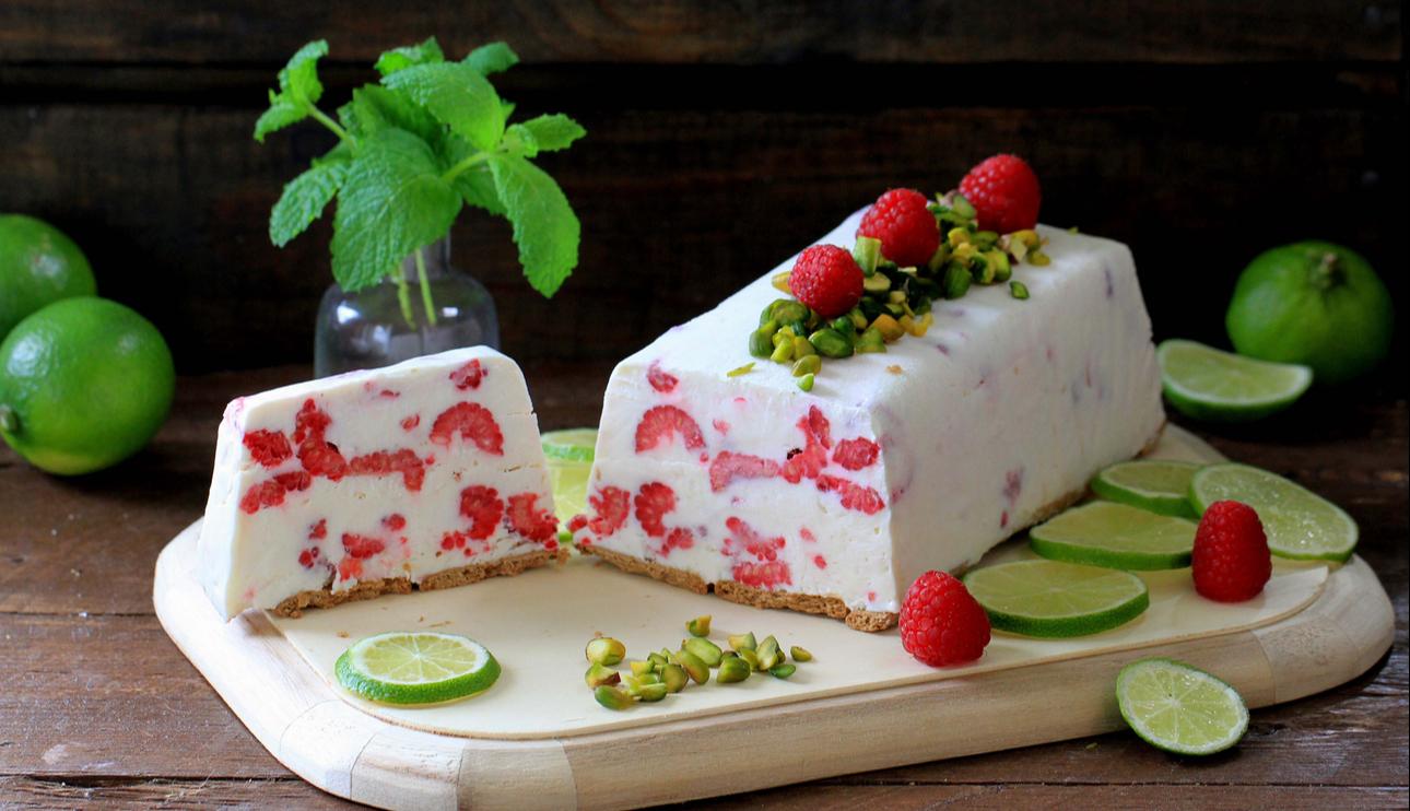 Tarta helada de leche condensada con lima y frambuesas.