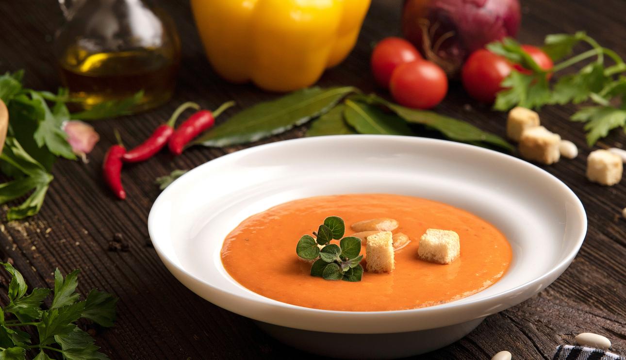 Crema de alubias con tomate y pimiento